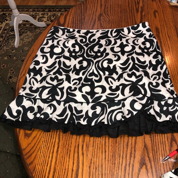 WHITE HOUSE BLACK MARKET SIZE 10 BLACK/WHITE ABSTACT PATTERN FULLY LINED SKIRT - Picture 1 of 9